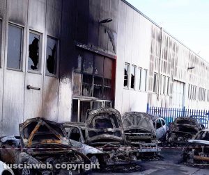 Maxi rogo al Poggino - Le auto incendiate