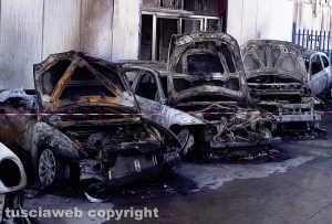 Maxi rogo al Poggino - Le auto incendiate