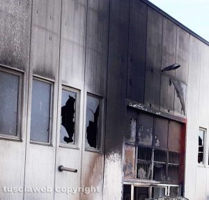 Maxi rogo al Poggino - Le auto incendiate
