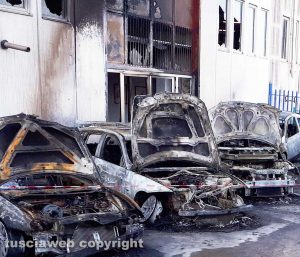 Maxi rogo al Poggino - Le auto incendiate