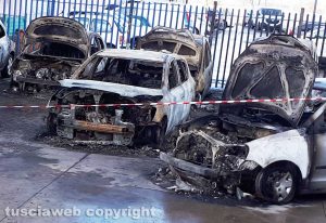Maxi rogo al Poggino - Le auto incendiate