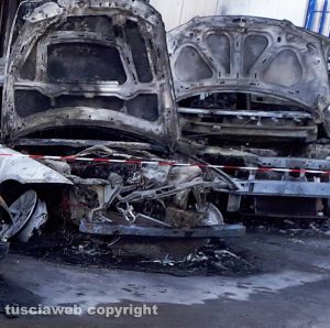 Maxi rogo al Poggino - Le auto incendiate