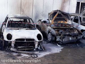 Maxi rogo al Poggino - Le auto incendiate