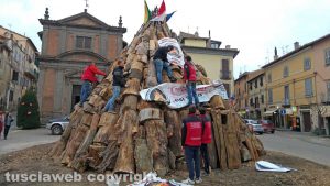Bagnaia - Focarone di sant'Antonio, i preparativi