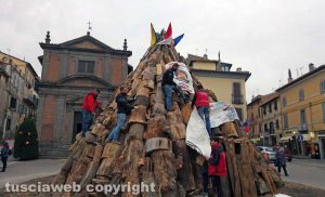 Bagnaia - Focarone di sant'Antonio, i preparativi
