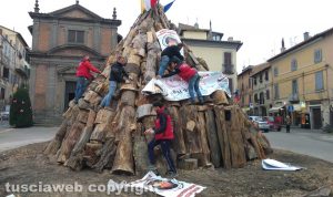 Bagnaia - Focarone di sant'Antonio, i preparativi