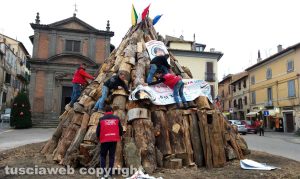 Bagnaia - Focarone di sant'Antonio, i preparativiBagnaia - Focarone di sant'Antonio, i preparativi