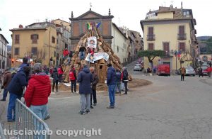 Bagnaia - Focarone di sant'Antonio, i preparativi