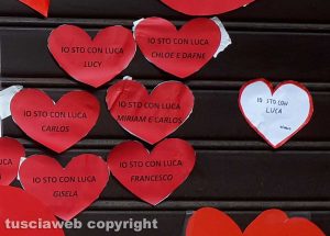 Viterbo - I cuori "solidali" sulla serranda della copisteria di Luca Fazi