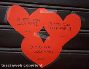 Viterbo - I cuori "solidali" sulla serranda della copisteria di Luca Fazi