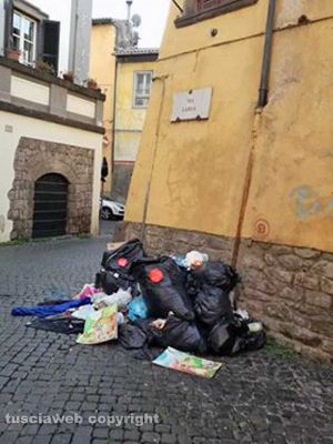 Viterbo - Montagna di rifiuti in via Larga