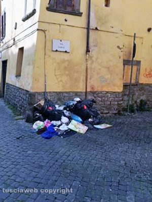 Viterbo - Montagna di rifiuti in via Larga