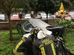 La Micra finita nel giardino condominiale a Roma