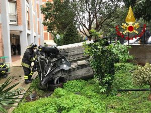 La Micra finita nel giardino condominiale a Roma