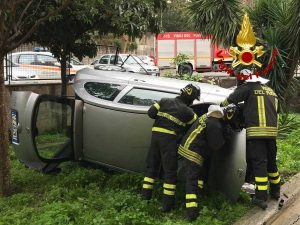 La Micra finita nel giardino condominiale a Roma