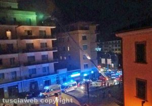 Viterbo - Palazzina in fiamme in via della Caserma - L'intervento di vigili del fuoco e 118