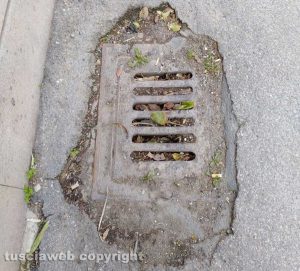 Tombini otturati in via Sicilia a Grotte S. Stefano