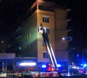 Viterbo - Palazzina in fiamme in via della Caserma