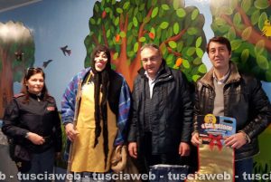 Viterbo - La Befana del poliziotto al reparto di Pediatria di Belcolle