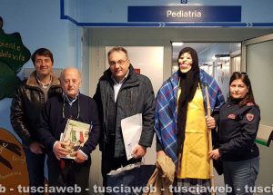 Viterbo - La Befana del poliziotto al reparto di Pediatria di Belcolle