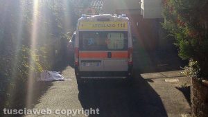 L'ambulanza in via Luigi De Franchis