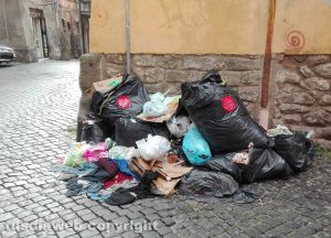 Viterbo - Montagna di rifiuti in via Larga
