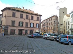 Viterbo - Le auto in sosta a piazza Fontana grande