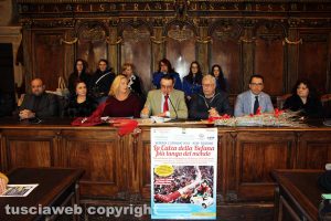 Viterbo - Presentata l'edizione della Calza della Befana più lunga del mondo