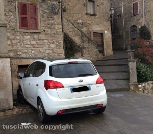 Bomarzo - Una macchina parcheggiata in Zona a traffico limitato