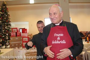 Viterbo - Il vescovo Lino Fumagalli al pranzo per i poveri