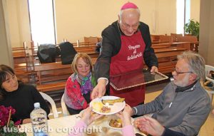 Viterbo - Il vescovo Lino Fumagalli al pranzo per i poveri