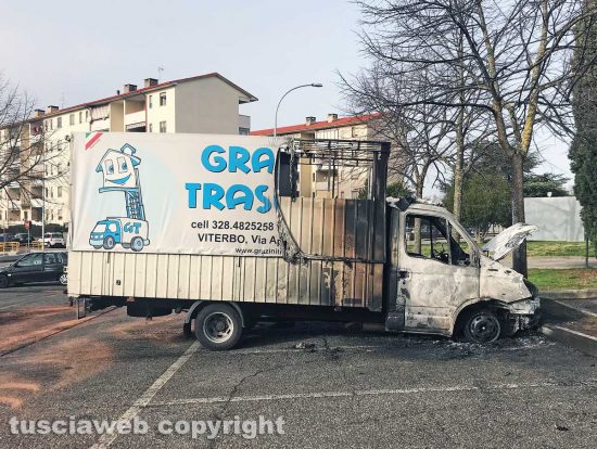 Viterbo - Esplosioni a Santa Barbara - Viterbo - Il camion della Grazini Traslochi incendiato
