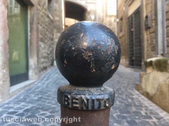 Viterbo - Via della Pescheria - Colonnina con scritto Benito