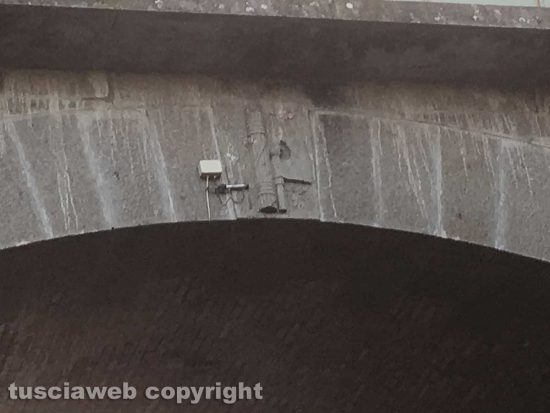 Vitorchiano - Simbolo del fascismo sul ponte ferroviario di strada Acquabianca
