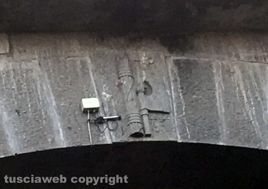Vitorchiano - Simbolo del fascismo sul ponte ferroviario di strada Acquabianca