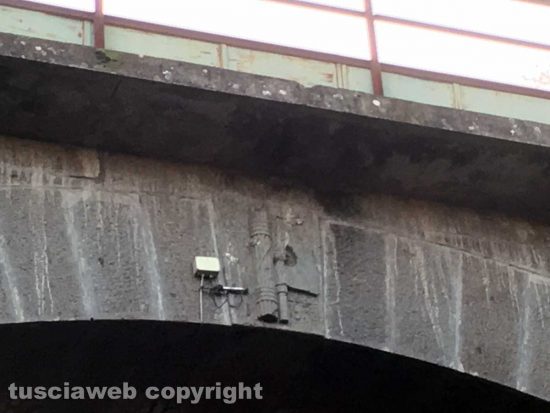 Vitorchiano - Simbolo del fascismo sul ponte ferroviario di strada Acquabianca