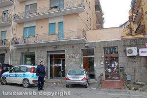 Viterbo - Via della Caserma - Il palazzo andato a fuoco piantonato dalla polizia locale