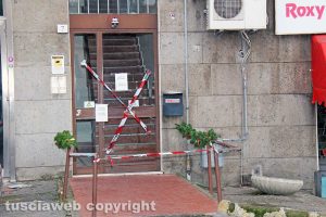 Viterbo - Via della Caserma - Sigilli al palazzo andato a fuoco