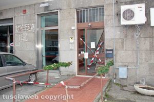 Viterbo - Via della Caserma - Sigilli al palazzo andato a fuoco