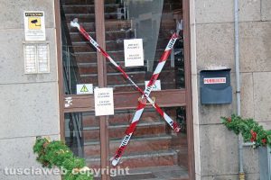 Viterbo - Via della Caserma - Sigilli al palazzo andato a fuoco