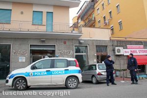 Viterbo - Via della Caserma - Il palazzo andato a fuoco piantonato dalla polizia locale
