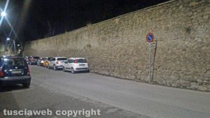 Il parcheggio in divieto di sosta a via I Maggio