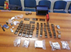 Roma - L'Hashish, la cocaina, la marijuana e lo shaboo sequestrato dalla polizia