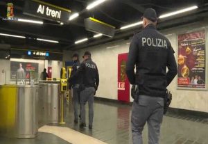 Napoli - Aggressione a minorenne - Polizia al lavoro