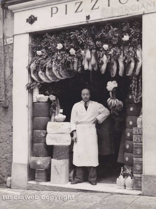 Viterbo - Come eravamo 1954 -Negozio di pizzicheria di Angelino Santoni 