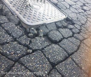 Viterbo - Buche e asfalto rovinato a largo dell'Università