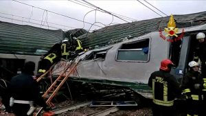 Milano - Treno deraglia - I soccorsi