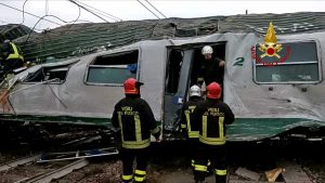 Milano - Treno deraglia - I soccorsi