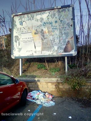 Viterbo - Viale Raniero Capocci - Rifiuti nel parcheggio a pagamento