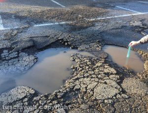Viterbo - Buche e asfalto rovinato a largo dell'Università